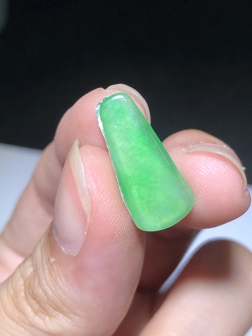翡翠牌子(编号LHXX)尺寸约为:18.2*8.2*1.9mm
