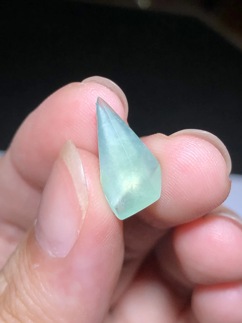 翡翠切割(编号LHXX)尺寸约为:15.1*7.8*3.8mm