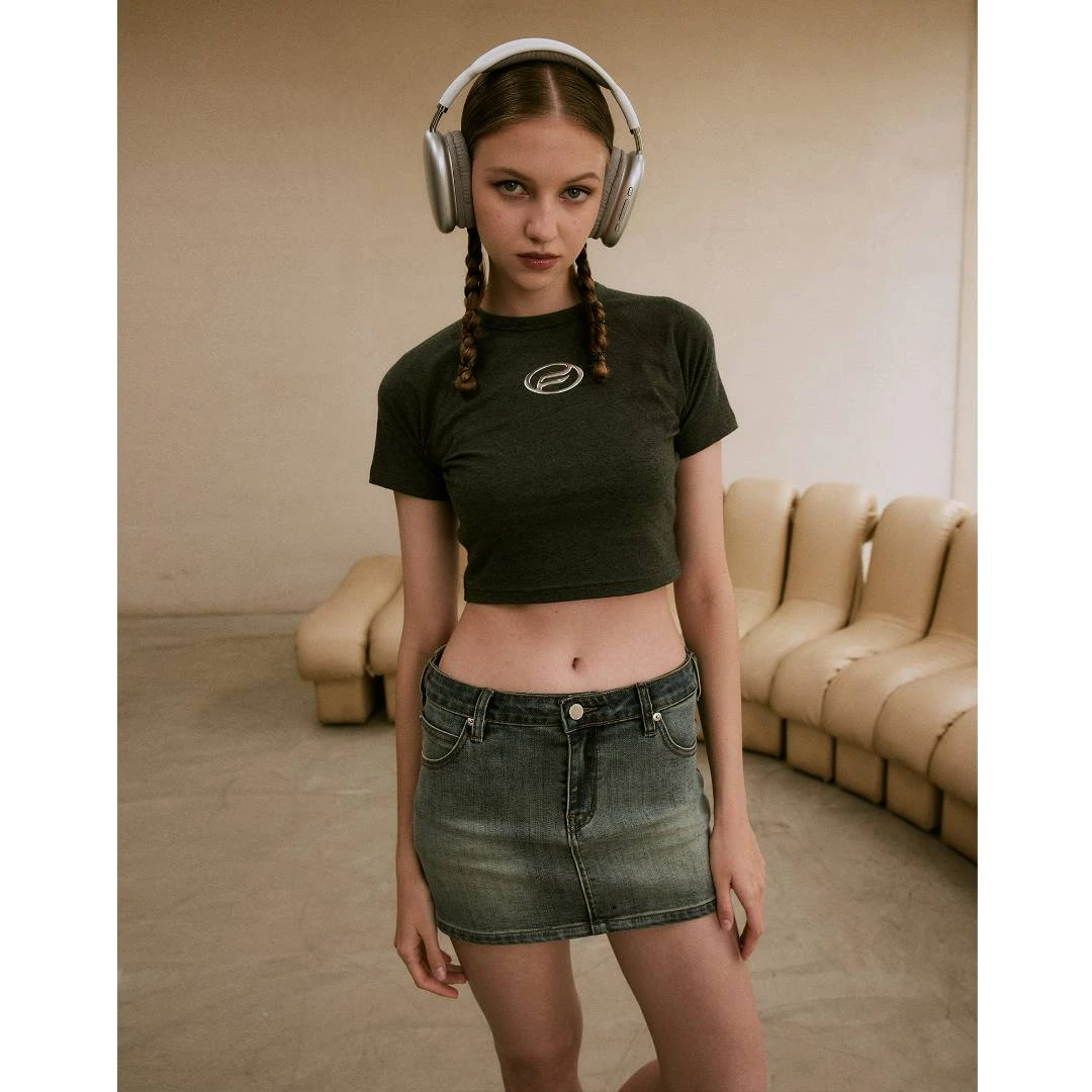 FMG東越 液态金属LOGO短款高腰正肩短袖T恤女装 弹力修身辣妹上衣