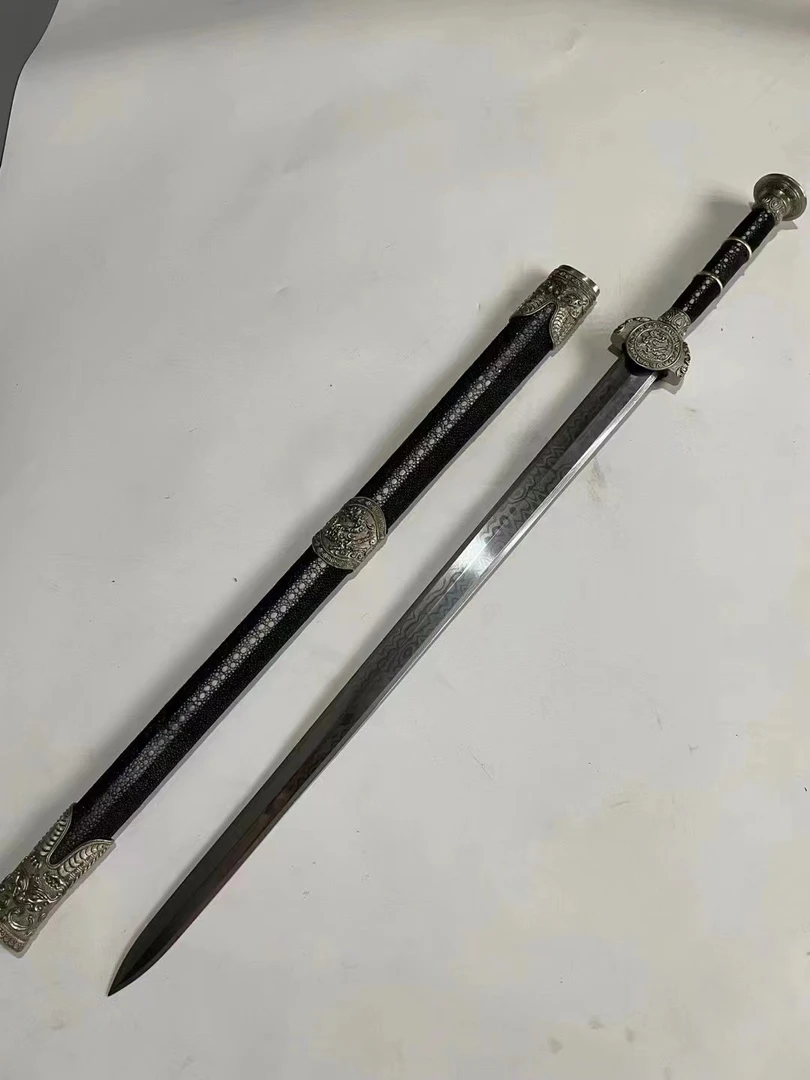 巨阙剑，相传为春秋时期铸剑名师欧冶子所铸。未开刃