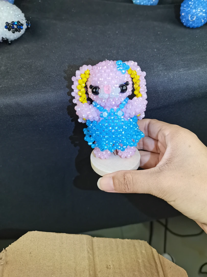 穿裙子的兔子 手工串珠成品晶晶卡4