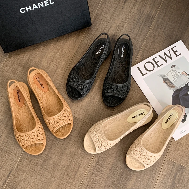 夏季新款女士凉鞋时尚镂空透气外穿平底妈妈鞋休闲沙滩鱼嘴女鞋