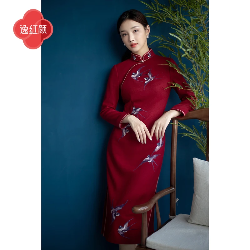 逸红颜 仓灵 2025年春装新品羊毛针织呢飞燕刺绣日常旗袍女装