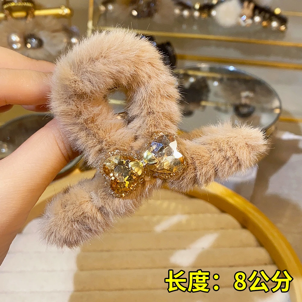807高级感暖冬中号水钻毛绒发夹女后脑勺鲨鱼夹毛毛抓夹气质发抓