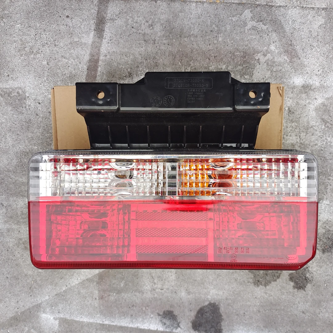 适用东风多利卡新款带支架后尾灯总成D5D6D7D8凯普特东风途逸锐铃