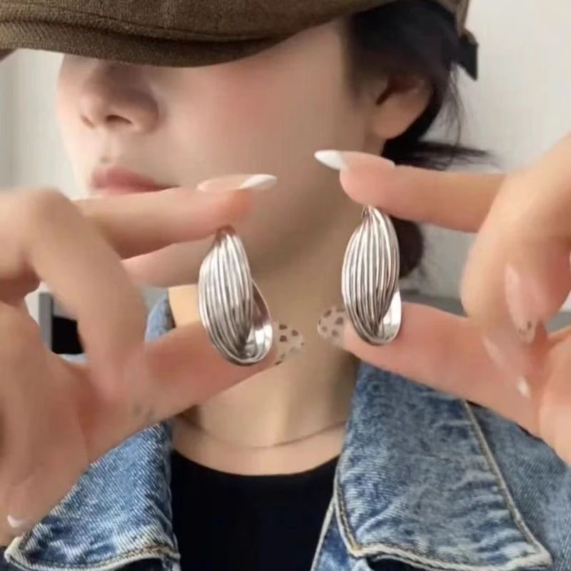 秋冬新款气质扭面环形耳圈韩国小众设计简约时尚百搭耳钉