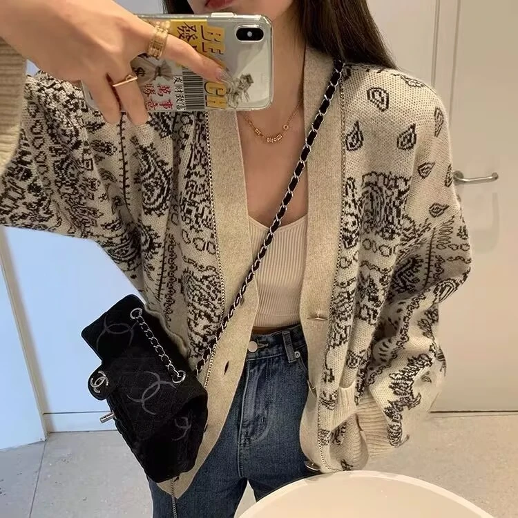 【手缝链条】法式慵懒大版重工厚织黑白图腾腰果花针织毛衣开衫外套