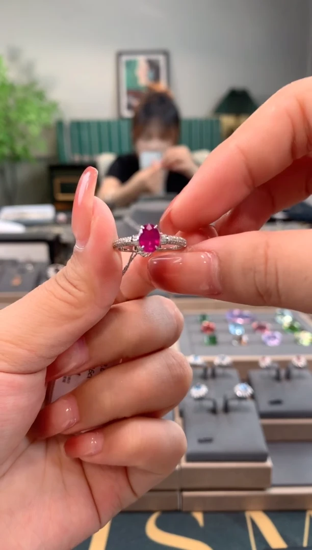 【闪购商品】红宝石戒指18K金镶嵌红宝石戒指