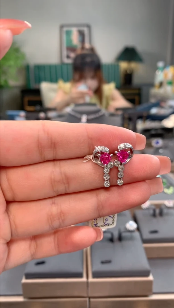 【闪购商品】尖晶石耳钉18K金镶嵌尖晶石耳钉