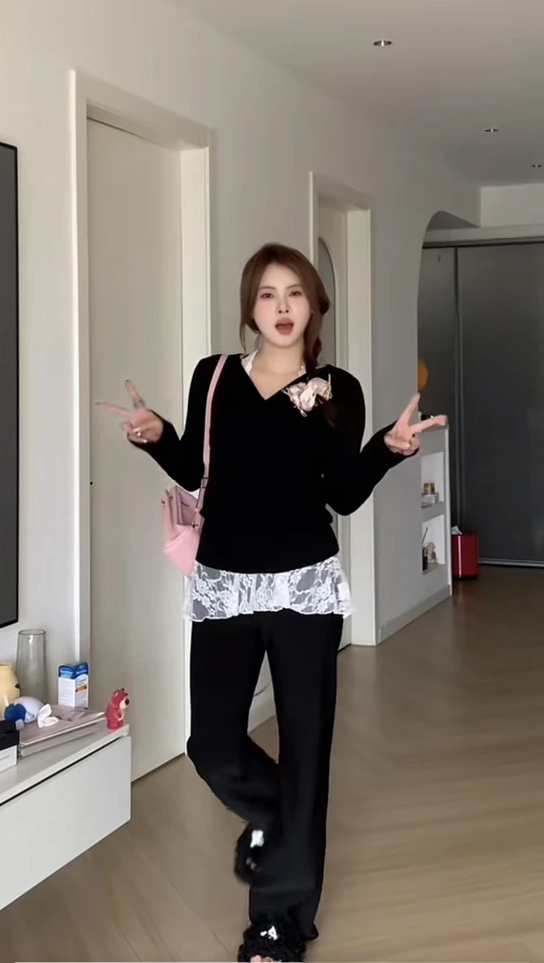宅宅athome//松弛芭蕾～黑色v领针织衫长袖修身显瘦绣花内搭小上衣