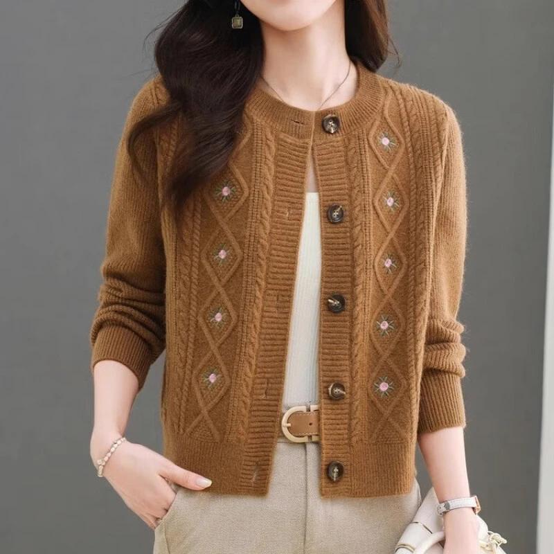 短款针织开衫外套女宽松圆领绣花上衣春秋洋气时尚针织毛衣