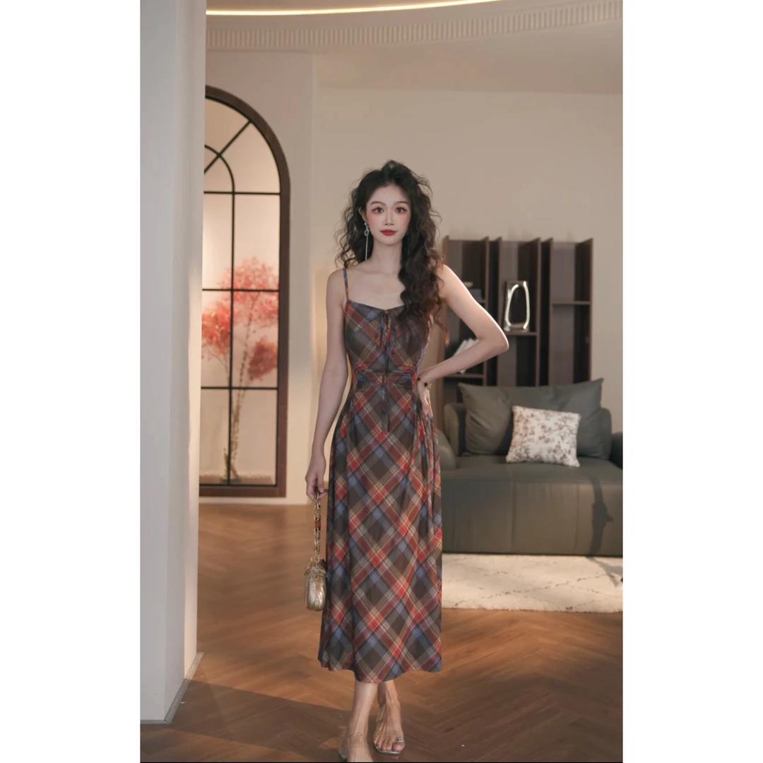 依漾自制-【生锈情诗】秋季新款显瘦收腰设计感连衣裙-B8120K