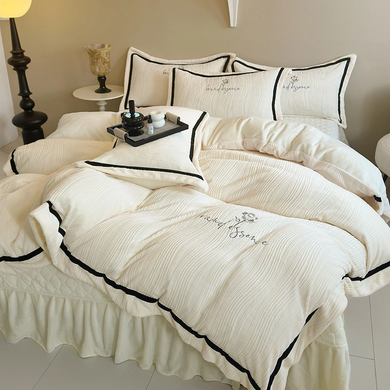 高端雕花牛奶绒床盖款四件套 宽边刺绣双面绒被套 夹棉加厚床盖款