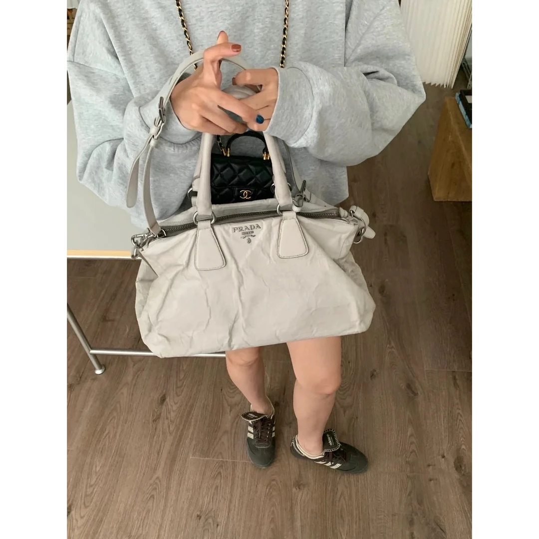 95新 Prada/普拉达 莫兰迪灰褶皱做旧机车手提斜挎包
