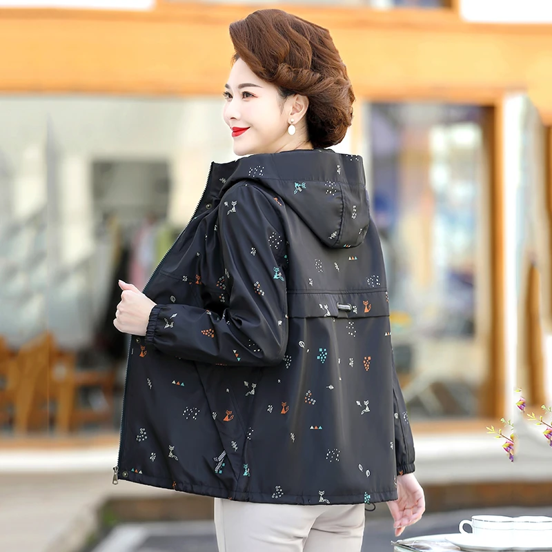 中老年妈妈时尚洋气短款休闲小外套风衣女春秋装中年印花夹克上衣