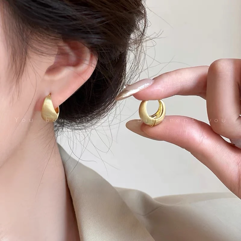 合金耳饰 金属拉丝法式高级感磨砂圈圈耳环设计简约耳扣个性耳饰