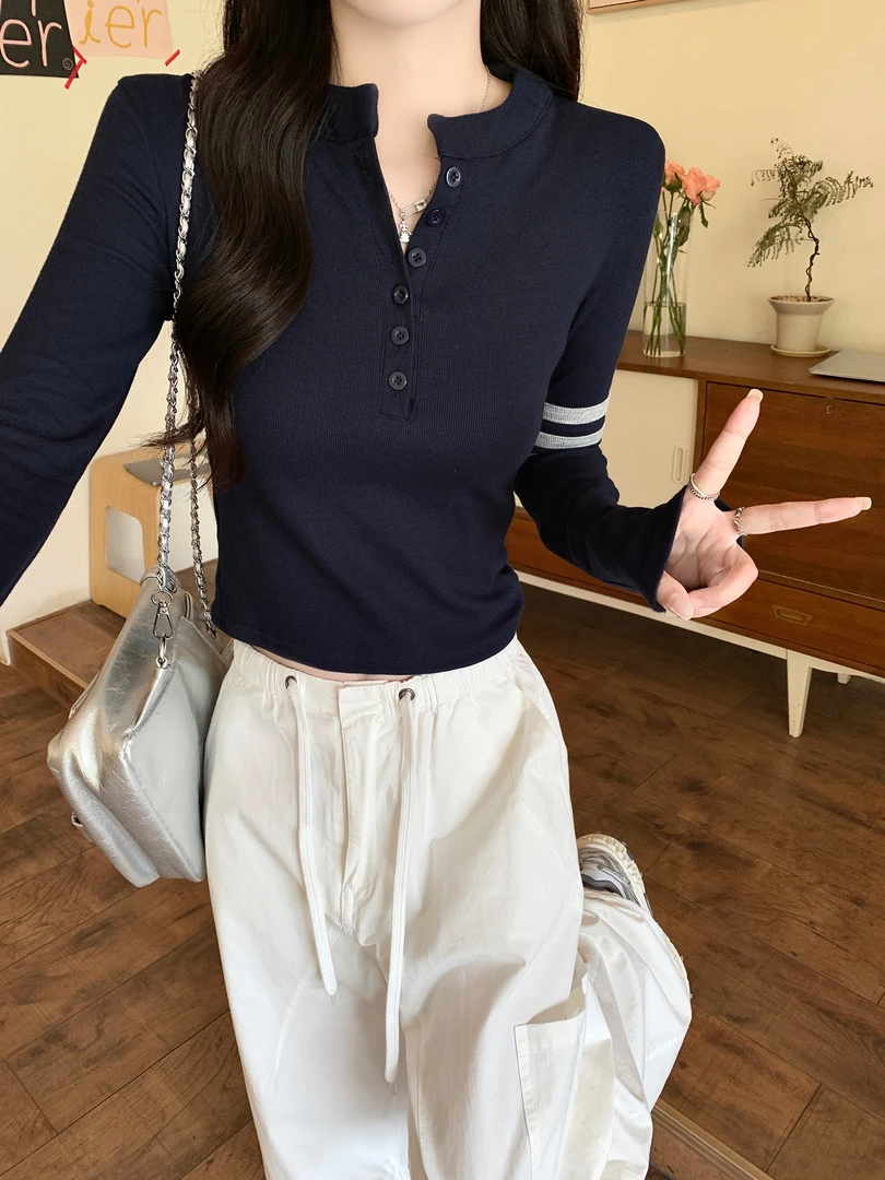 2024早秋美式圆领排扣设计感正肩长袖T恤女气质打底衫短款上衣ins