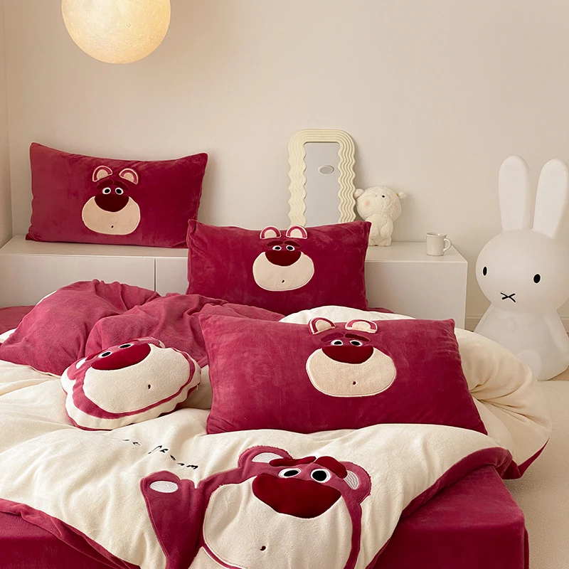 霍马草莓熊卡通牛奶绒四件套保暖加厚被套冬季床单笠三件套送抱枕