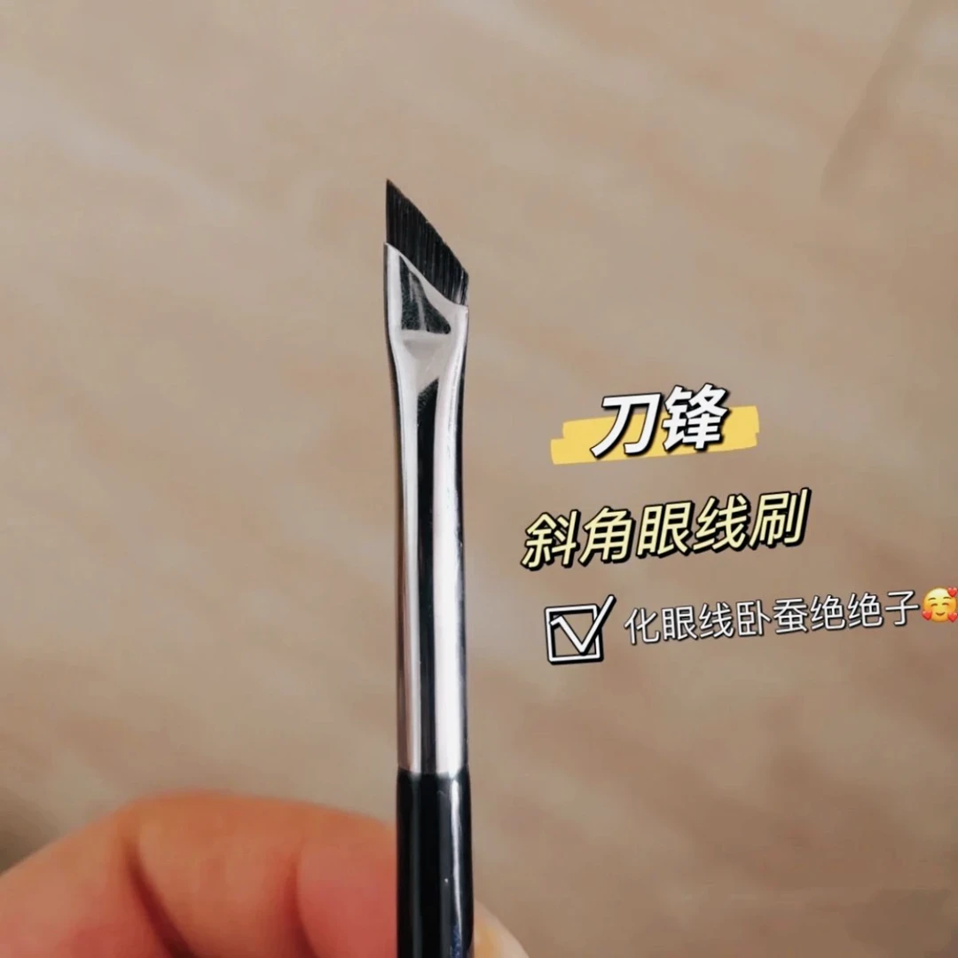 巨巨巨好用!！斜角刀锋刷子眼线刷扁平镰刀眼睑下至眼部卧蚕化妆刷
