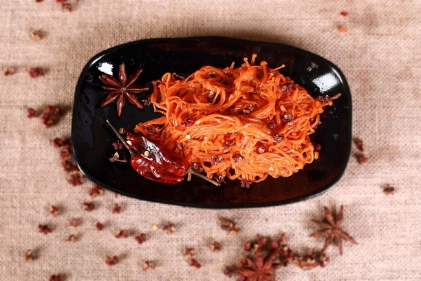 麻辣金针菇：口管爽滑，香辣气息四溢，如火焰般点燃