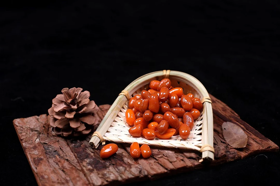 麻辣花生米：红亮的辣椒与饱满花生米椒汁热辣与香醇在孔中绽放！