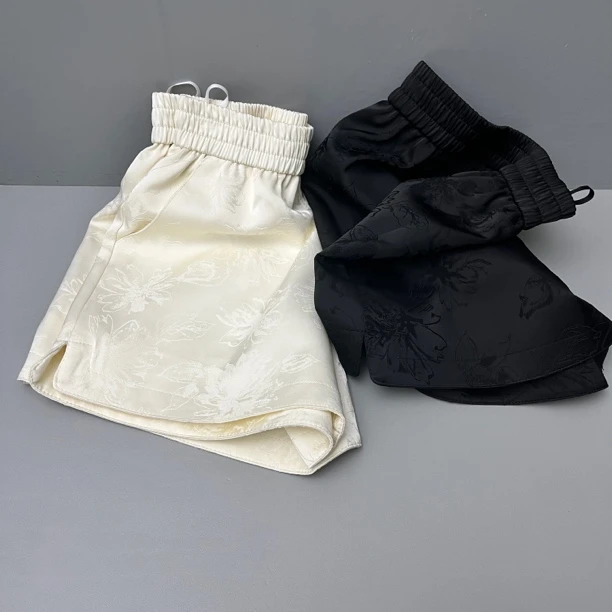 新款夏季提花缎面冰丝薄短裤女百搭松紧腰小开叉宽松显瘦阔腿热裤