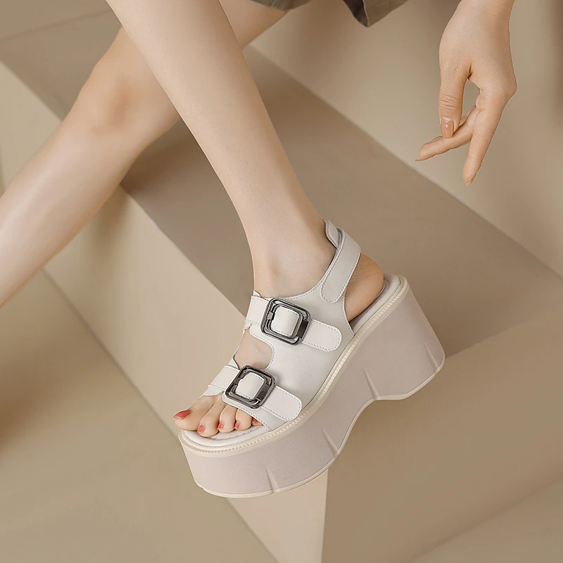 凉鞋时尚百搭夏季真皮厚底坡跟高跟鞋白色休闲复古外穿露趾松糕底