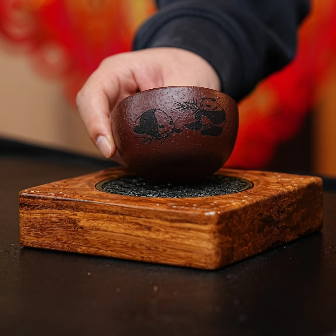 宜兴原矿紫玉金砂手工刻绘熊猫紫砂主人杯 A304