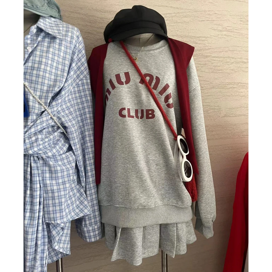 “岁岁无忧”韩系秋冬新品休闲个性红色字母卫衣百褶裙披肩三件套