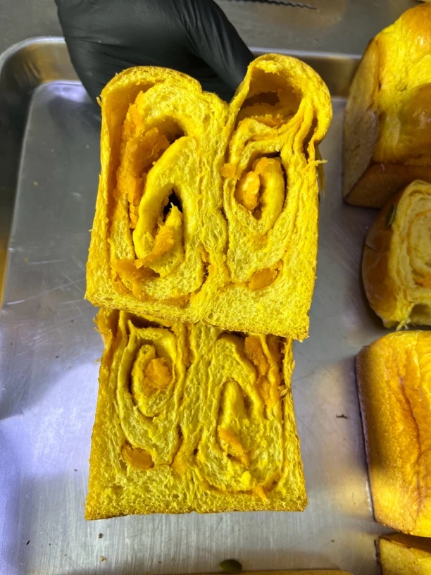 南瓜咸蛋黄肉松吐司+加肉松卷两个