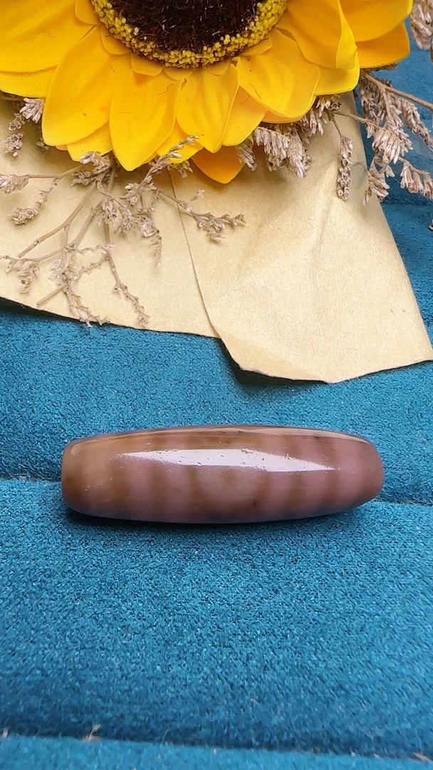 罕见酥油豆沙色莲花三眼 玉润透色带黄砂花 两处老药坑 38×11.8mm