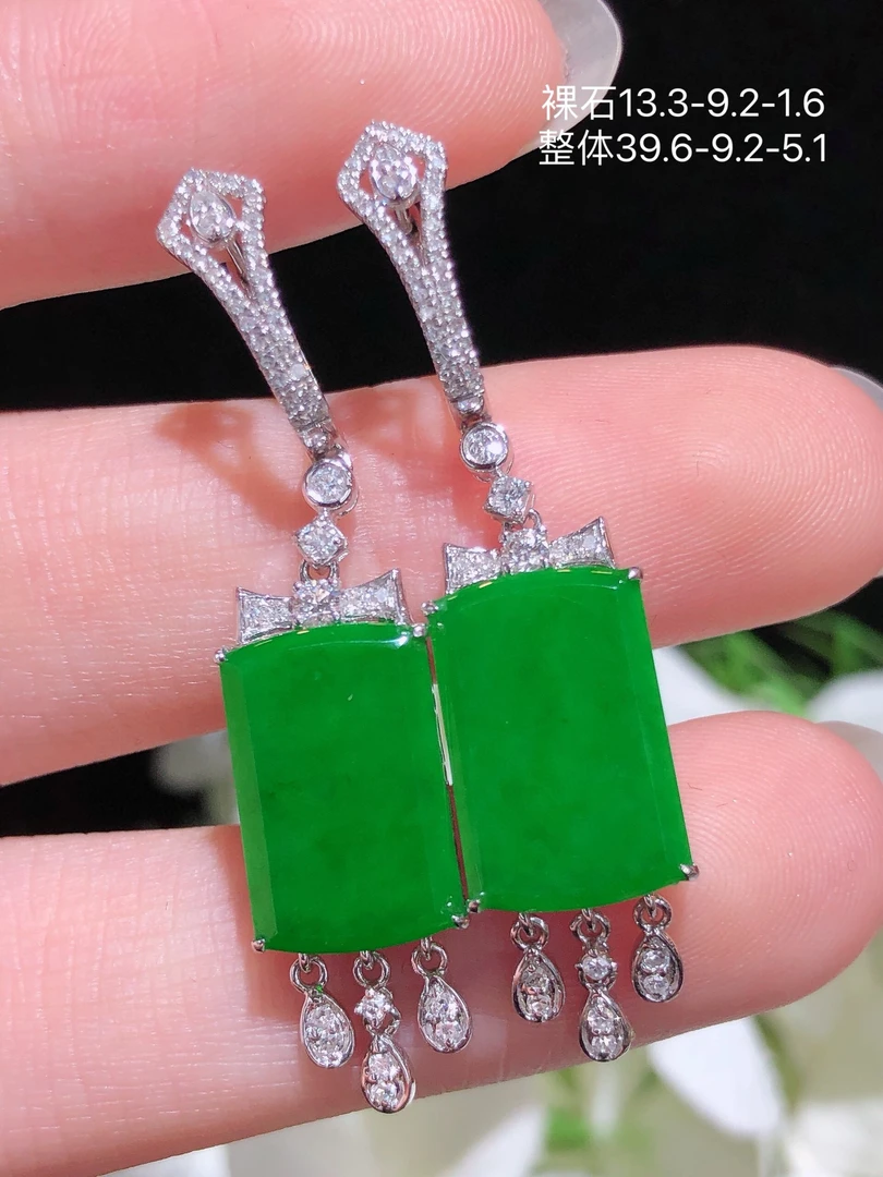 天然缅料翡翠A货，阳绿无事牌耳坠，18k真金镶钻气质女款满绿满色