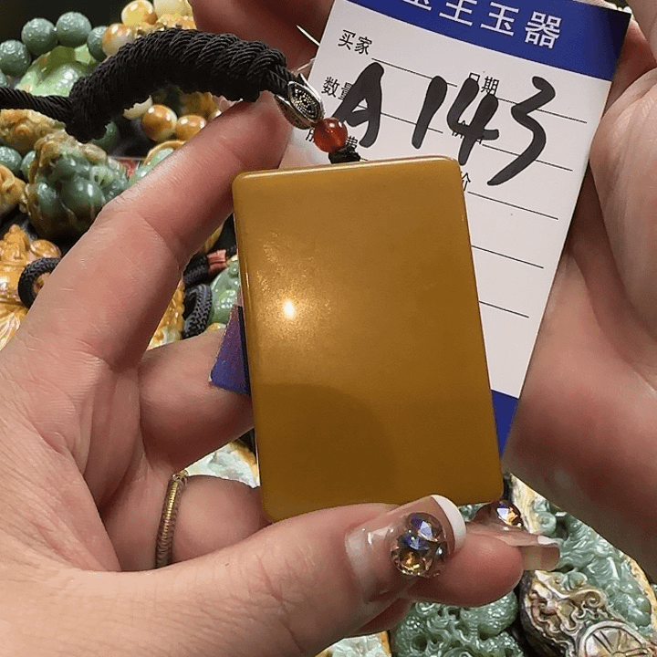 透闪石质玉挂件未镶嵌