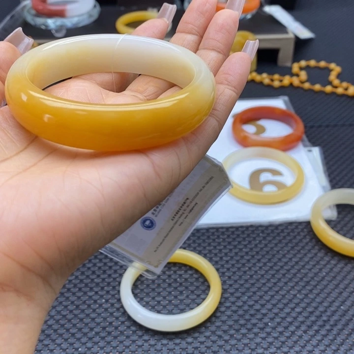 石英质玉(黄龙玉)手饰未镶嵌兰**儿