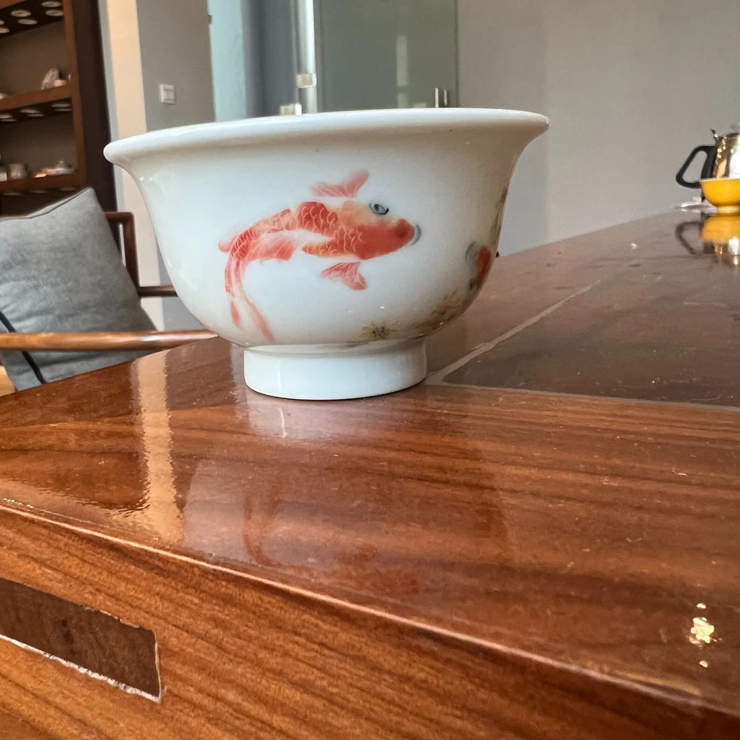 青花五彩金鱼压手杯