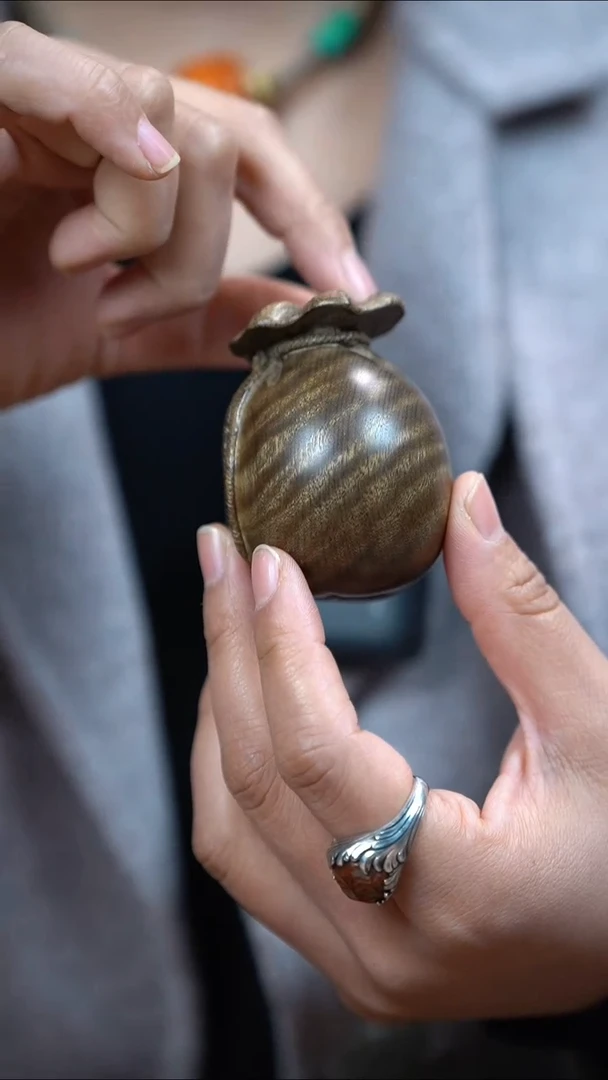 【闪购商品】金丝楠木满影子波手工雕钱袋把玩