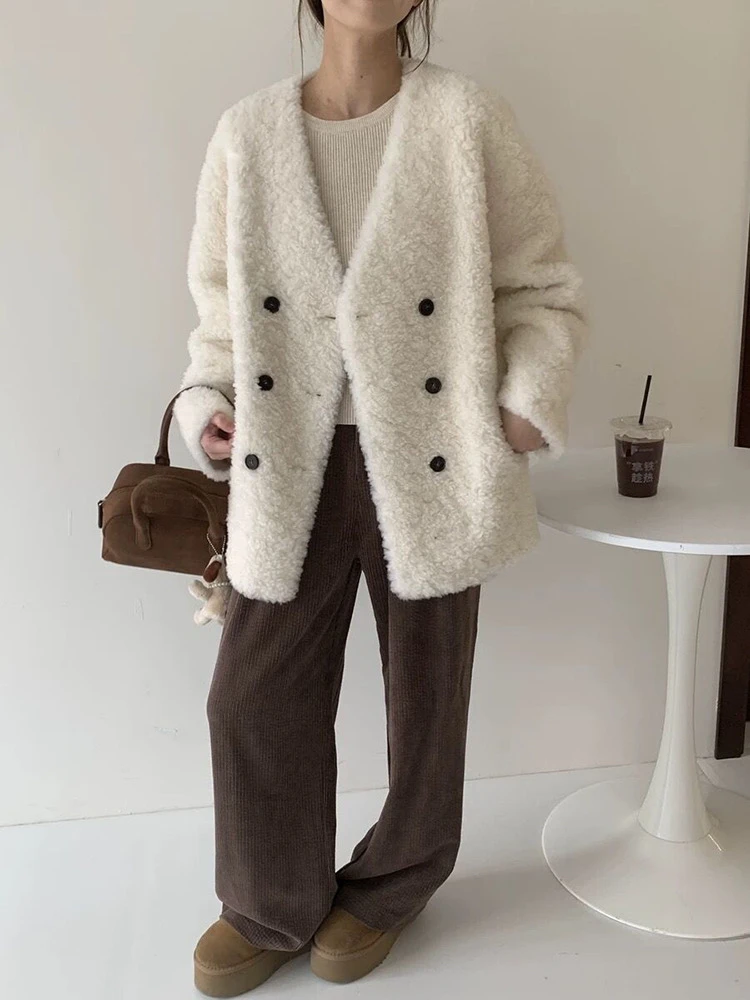 慵懒风V领皮毛一体羊羔卷毛毛绒外套2025冬季女款中长款白色上衣