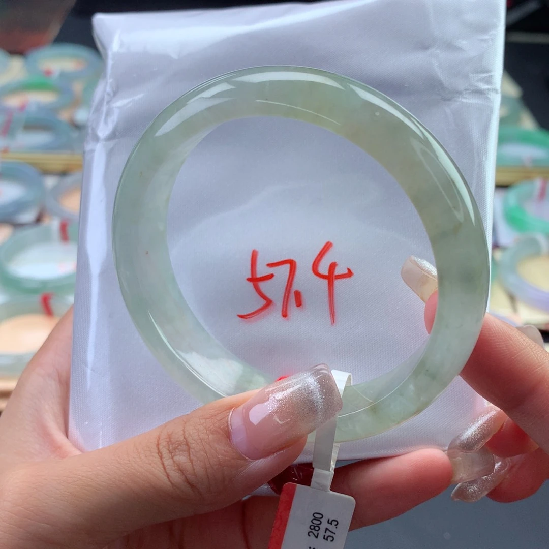 翡翠手镯未镶嵌要包容