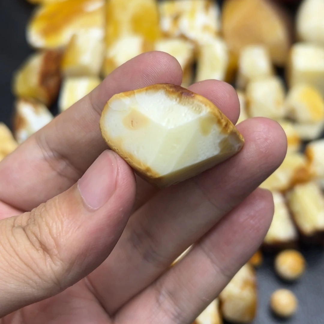 定制琥珀未镶嵌蜜蜡