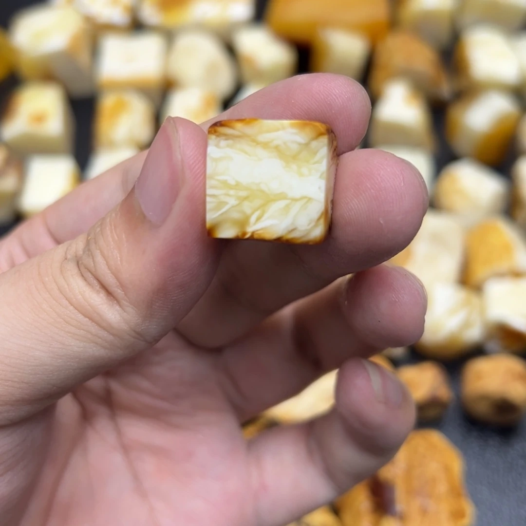 定制琥珀未镶嵌蜜蜡