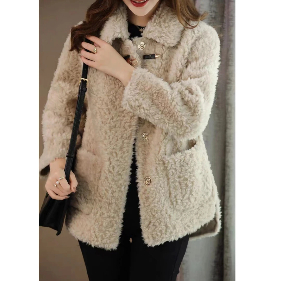 宝丫轻奢  时髦通勤保暖设计感搭扣翻领毛绒外套B6882