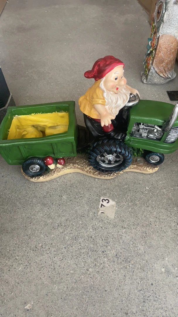 创意小矮人骑拖拉机花盆摆件