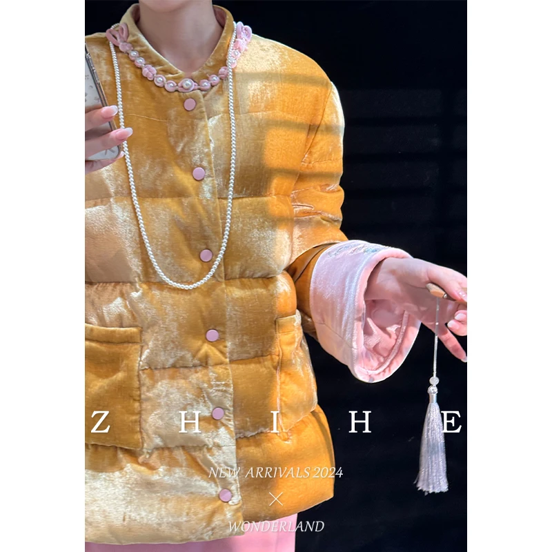 至禾Wonderland 【京华梦】重工老新中式金棕丝绒刺绣羽绒服+半裙