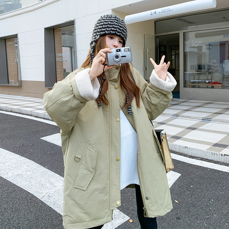 卡其绿超好看羊羔毛翻领羽绒服女2025冬季新款宽松加厚工装派克服