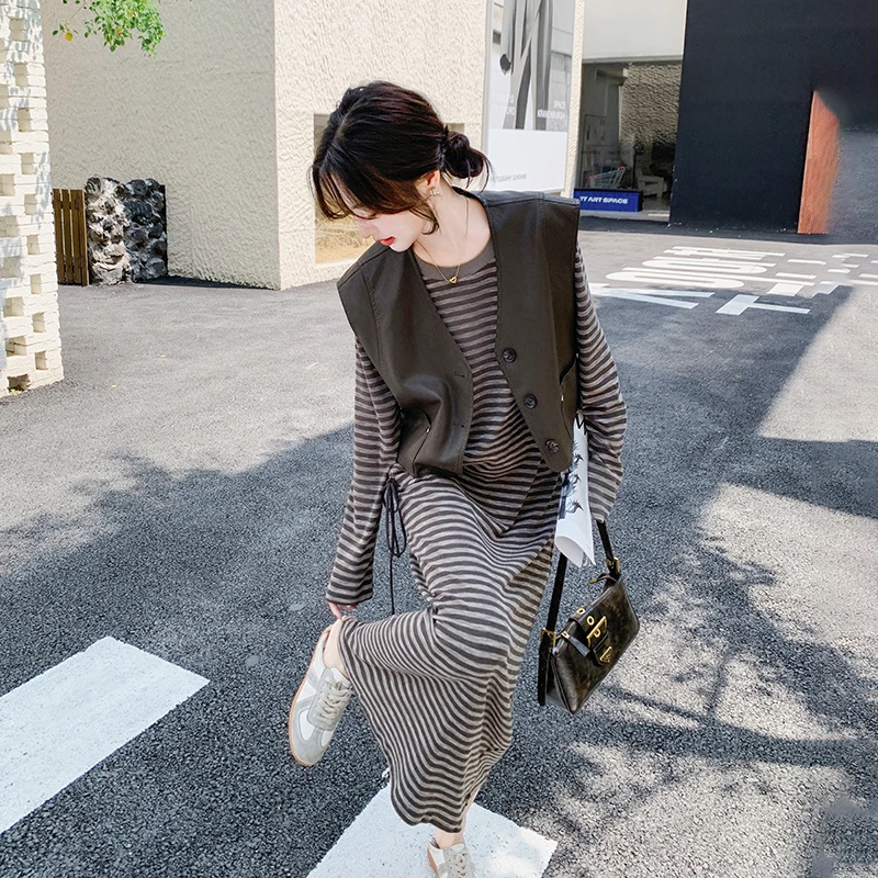 咖色PU皮马甲条纹长裙套装女2025春新款盐系穿搭减龄连衣裙两件套