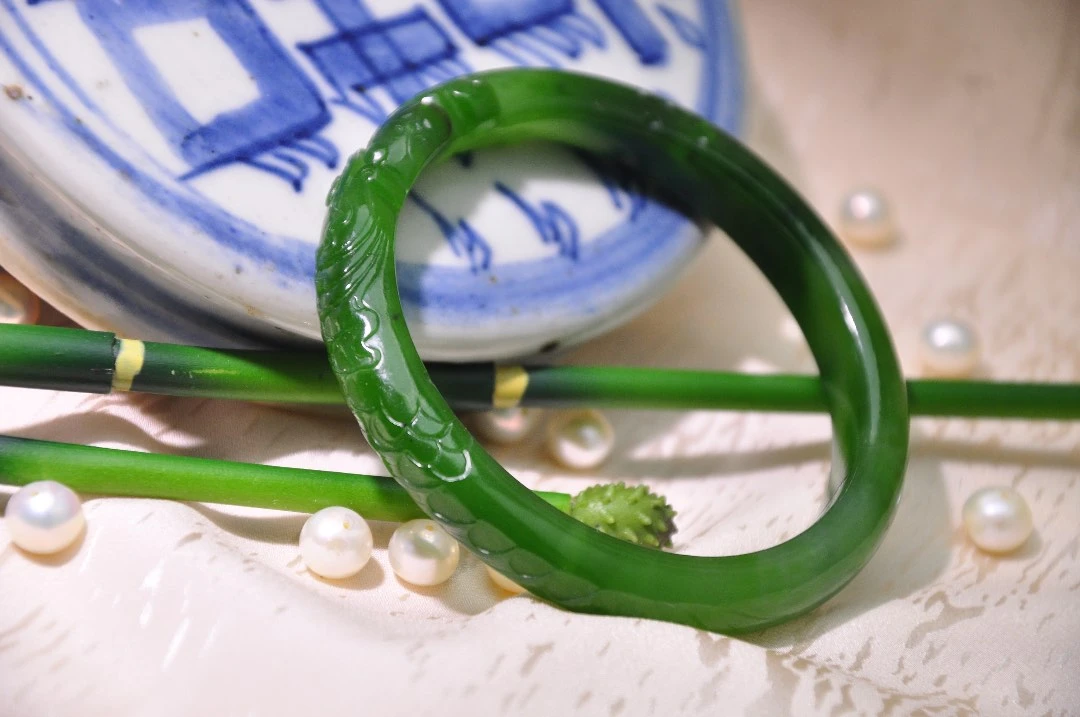 碧玉雕刻鱼镯。圈口61+，条宽10