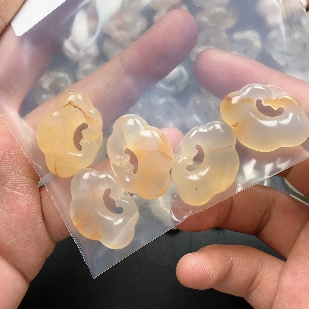 石英质玉颈饰未镶嵌