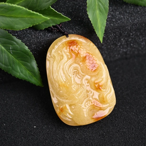 天然蜜蜡俄料鸡油黄龙牌挂件(XS0927)