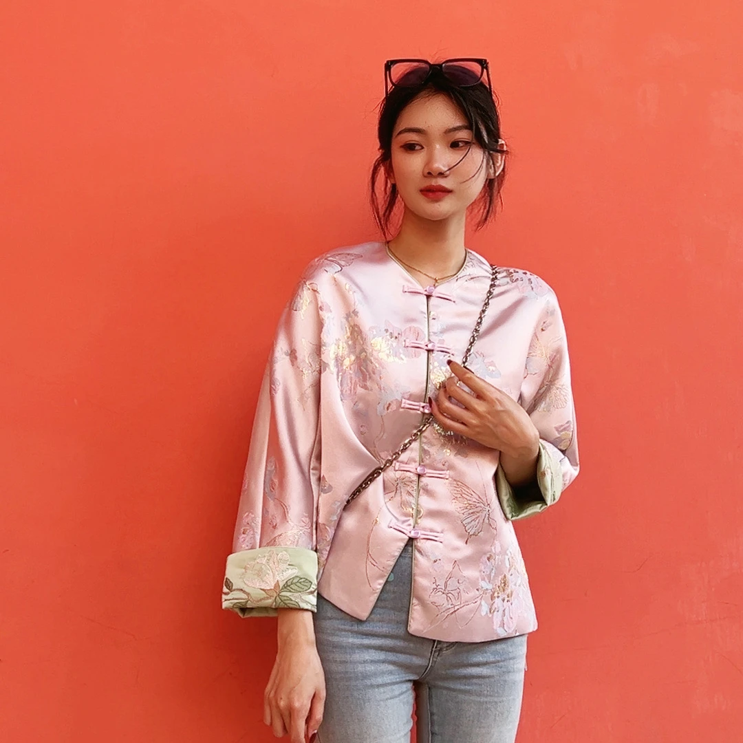 （梁祝）2024春季新款蝶恋花温婉缎面新中式外套提花盘扣宽松上衣