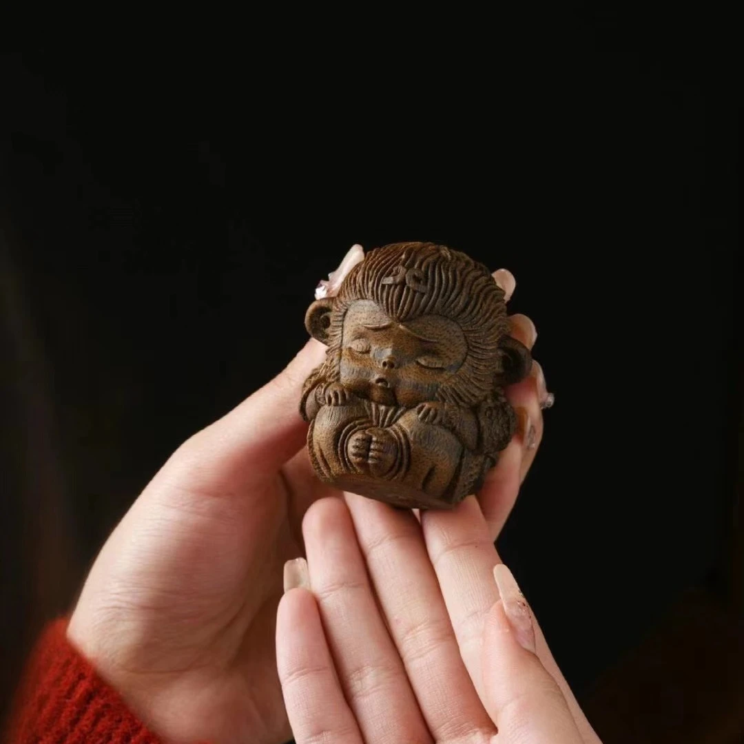 野生越南芽庄雷料白棋沉香木沉水雕刻悟空手把件